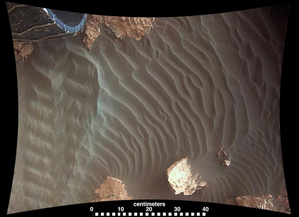 Beelden die Curiosity maakte laten zien dat windribbels ter plaatse, kleine golfpatronen in het zand, in de loop van de dag een paar centimeter opschuiven.