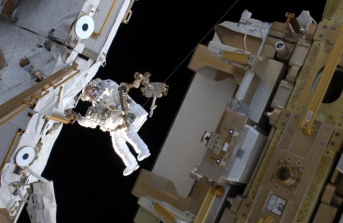 EERSTE RUIMTEWANDELING: VOORBEREIDINGEN VOOR EEN NIEUWE ADAPTER De ruimtevaarders Shane Kimbrough en Thomas Presquet voerden op vrijdag 24 maart een ruimtewandeling uit.