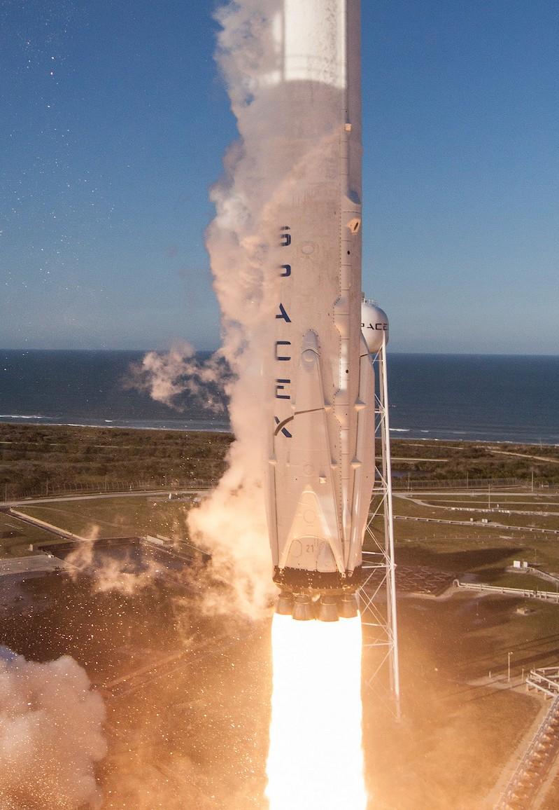 ZELFDE FALCON 9 MAAKTE EEN TWEEDE VLUCHT Groot was de vreugde bij het ruimtevaartbedrijf SpaceX na een geslaagde lancering van een Falcon 9 raket waarvan de eerste trap voor de tweede keer werd