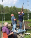 BEDANKT! Vrijwilligersdag In een stralend zonnetje werden de vrijwilligers (en partners) van onze tennisvereniging op zondag 21 april welkom geheten door onze voorzitter Wim.