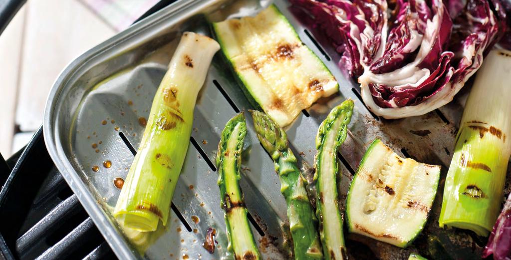 HOOFDGERECHT GEGRILDE ZOMERGROENTE 4 personen 15-30 minuten 1 courgette 200 gram groene asperges 2 kropjes radicchio of baby romaine sla, roodlof of witlof 4 dunne preien 1 teentje knoflook 3