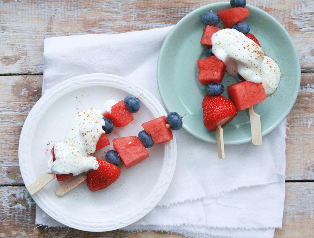 NAGERECHT FRUITSPIESJES MET ZOMERFRUIT 2 personen 0-15 minuten stukje watermeloen 4 aardbeien 50 gram blauwe bessen 2 eetlepels halfvolle yoghurt kaneel 4 lange prikkers 1 Snijd uit het stuk