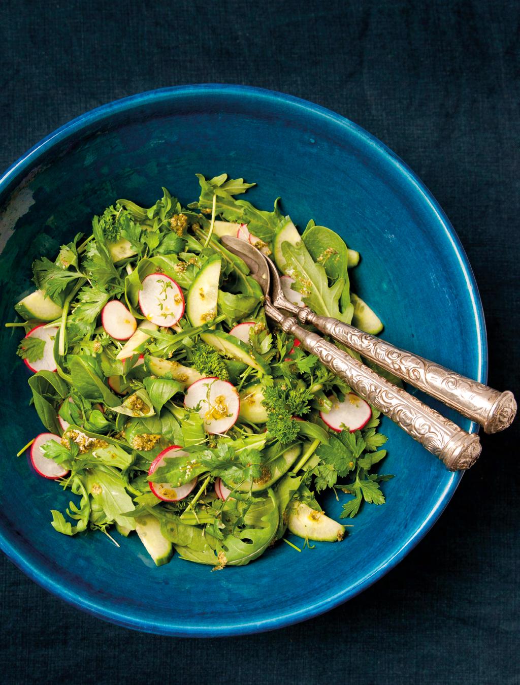 HOOFDGERECHT ZOMERSE KRUIDENSALADE 2 personen 0-15 minuten 1 bosje basilicum lavas selderij bieslook 1 bakje daikoncress of sterkers zakje rucola (ca.