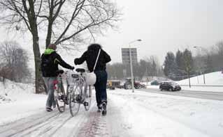 Fietsen als het glad is? Zo blijf je overeind! LAat je zien Niet alleen gladheid is gevaarlijk in de winter, ook het donker zorgt voor een minder veilige situatie.