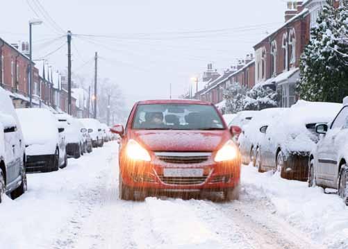 In de winter moet je in het verkeer gewoon nog wat voorzichtiger zijn. Schijn een lichtje! Het grootste gevaar van verkeer in de winter is dat een automobilist jou niet ziet.