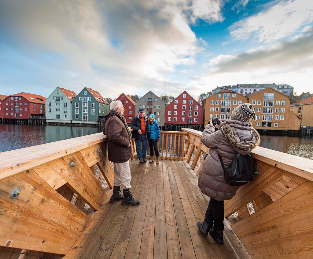 Dag 11: Trondheim en Kristiansund Wat u vorige keer gemist hebt in Trondheim, kan u vandaag inhalen. Langs de eilanden Munkholmen en Hitra varen we daarna verder over open zee naar Molde.