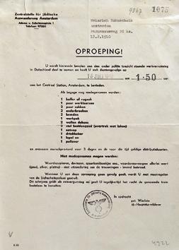 Otto Frank treft al enige maanden voorbereidingen om met zijn gezin onder te duiken in het achterhuis, een leegstaand gedeelte van zijn bedrijf aan de Prinsengracht.