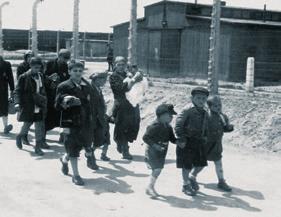 Joodse moeders en kinderen op weg naar de gaskamer