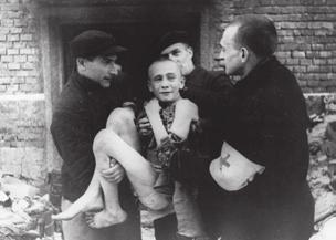 Hongaarse Joden op het perron in Auschwitz, geselecteerd voor de gaskamer.