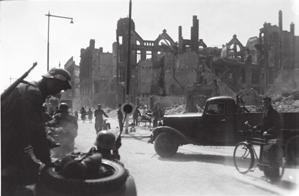 De oorlog breekt uit Duitse soldaten trekken het verwoeste centrum van Rotterdam binnen,