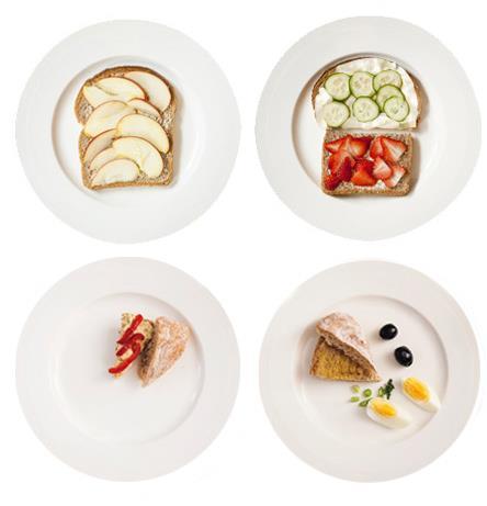 Een paar voorbeelden van broodbeleg Linksboven: appel Rechtsboven: hüttenkäse met komkommer en aardbei. De boterhammen zijn ook besmeerd met wat margarine uit een kuipje.