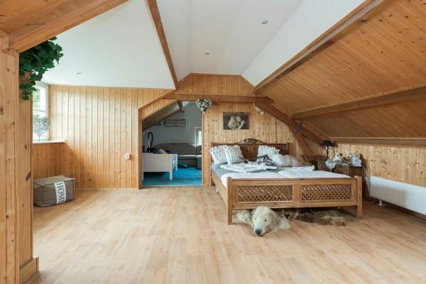 (Slaap)kamer II is afgewerkt met een vinyl vloer, betimmerde wanden en een stucwerk plafond. Een dakkapel en dakvenster zorgen voor natuurlijke lichtinval.