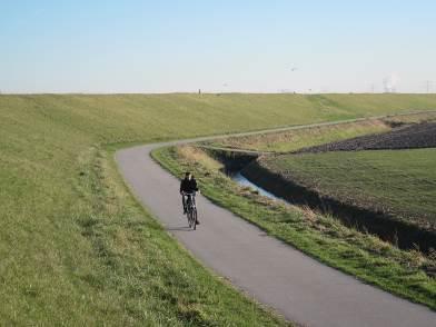 De dijkovergang kan men met en fiets niet betreden, om de bareel binnendijks kan men heen met een fiets.