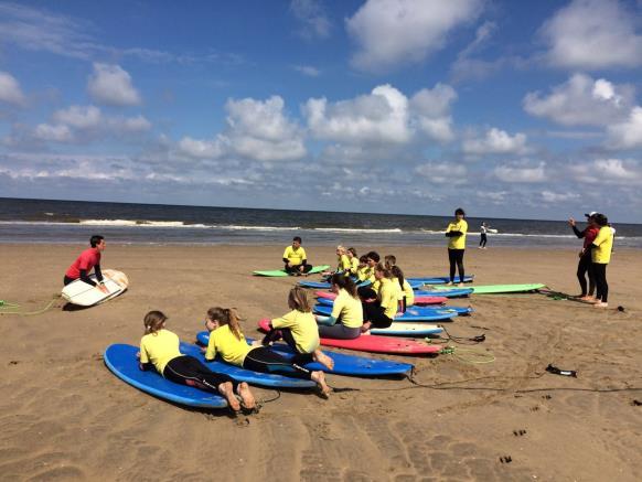 Watersport activiteiten Golfsurfen Denk je aan surfen, dan denk je waarschijnlijk al snel aan metershoge golven, coole surfdudes en landen als Hawaï en Indonesie.