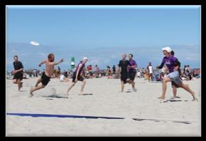 Ultimate Beach Frisbee Ultimate Frisbee is het strandspel voor jong en oud! Twee teams strijden om de overwinning door te scoren met een frisbee.