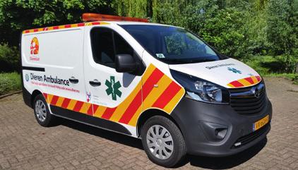 DIERENLOT DIEREN AMBULANCE uitrusting aan boord. Deze dierenambulances zijn duidelijk herkenbaar door de reflecterende veiligheidsstriping in de huisstijl van dierenambulances van Stichting DierenLot.