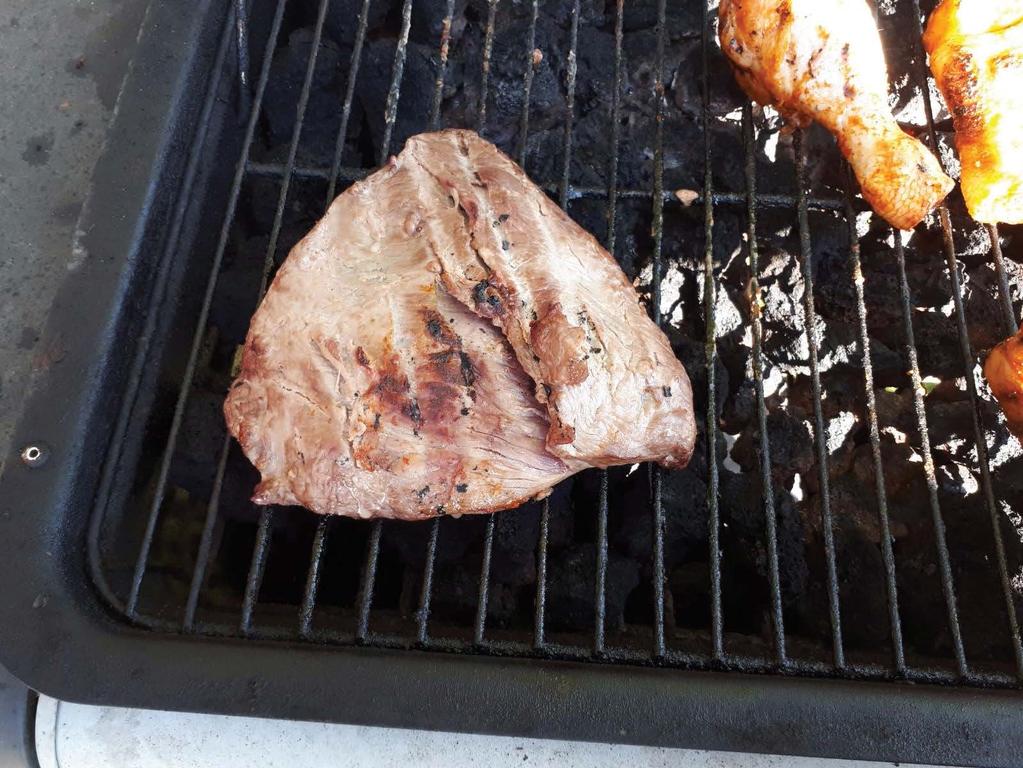 Je kunt dit het beste doen door het braadstuk indirect te garen; je plaatst het op een hoger gelegen rooster of op het gedeelte van de barbecue waar geen of minder hete kolen liggen.