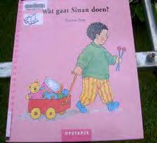 muis gaat op zoek naar vriendjes die hij vindt op een verjaardagsfeestje. Prentenboek met grote schilderingen in kleur en tekst op rijm. Vanaf ca. 3 jaar.