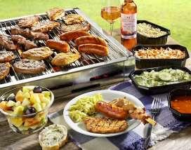 BBQ & Reuze koekenpan vanaf 10 volwassenen BBQén is altijd gezellig! Wij bieden keuze uit twee soorten: - Kleine BBQ 15,00 p.p.(kinderen 5,00) /3 lapjes vlees p.p./stokbrood met boter/2 koude sausjes/2 rauwkostsalades - BBQ De Luxe (5 stuks vlees) 21,95 p.