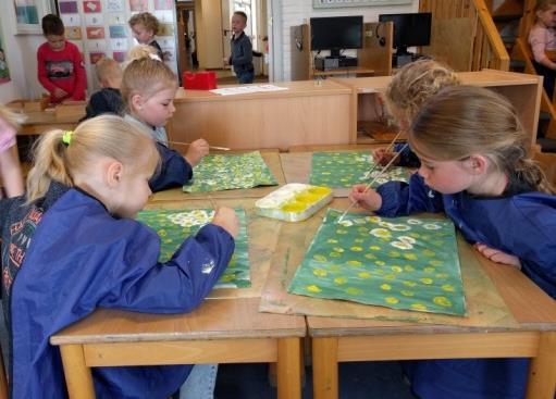 Groep 2: We zijn in de klas druk bezig met ons taakblad.