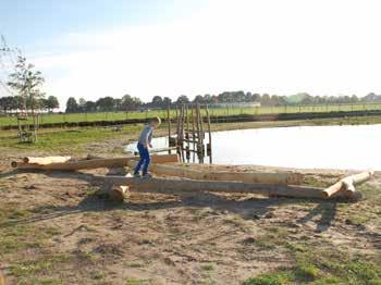 Natuurlijk spelen - Balanceren - Klimmen Het toestel bestaat uit een wirwar aan robinia palen welke de mikado tot een uitdagend toestel maken om op te balanceren en klimmen.