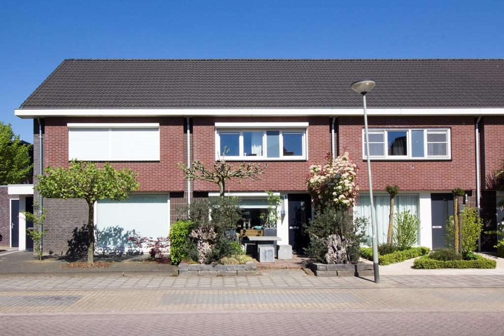 Ligging / locatie: De woning is gelegen in de geliefde woonwijk Maasveld II op loopafstand van zowel het centrum van Tegelen, het wandelgebied langs rivier de Maas en basisschool het Maasveld.