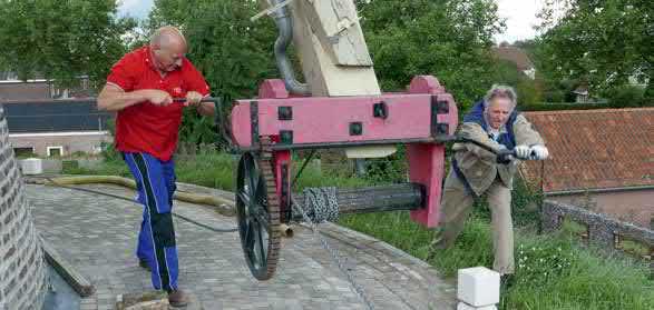 Het was een grote en opvallend hoge molen met drie koppels stenen. De molen heeft een mooie, zwaar uitgevoerde koningsspil. Op het spoorwiel is de naam M Coppes molenmaker aangebracht.