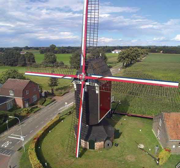 14 St.-Jansmolen Molenweg 16, 6039 RH Stramproy Zaterdag 10.00-17.00 uur, Zondag 10.00-17.00 uur Komend uit de richting van Haler/Hunsel over de Molenweg is de St.-Jansmolen al van ver te zien.