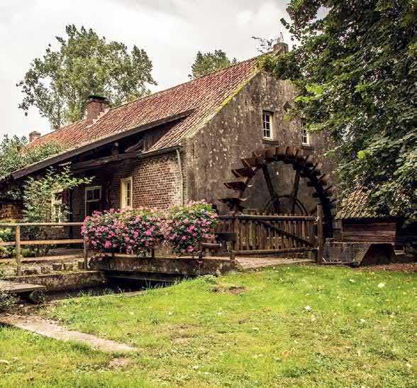 Dit bracht welvaart in het dorp, dat vroeger veel lakenweverijen had. De Broekmolen in zijn huidige vorm dateert van 1738.