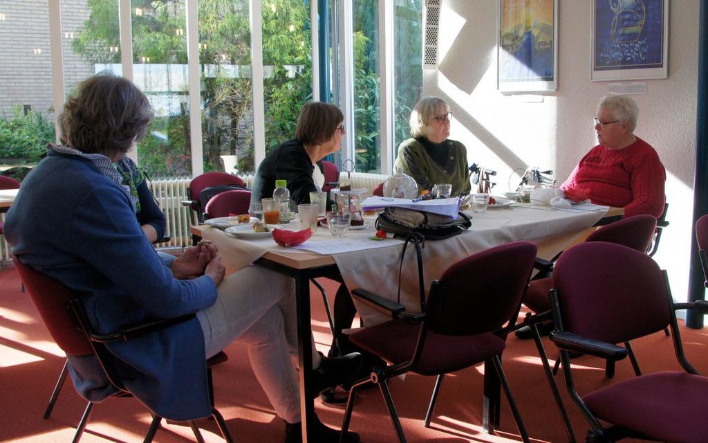 De high Tea na de vergadering was weer heel goed verzorgd door Rolf. De zelf gemaakte hartige snacks waren voortreffelijk. Hieronder enkele foto's. Voor alle foto's, ga naar de website.