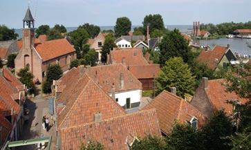 Wil je meer weten over het leven aan de Zuiderzee? Kom dan naar het Zuiderzeemuseum. Daar vind je ook de antwoorden op de volgende vragen. 16. Marken werd regelmatig door de Zuiderzee overstroomd.