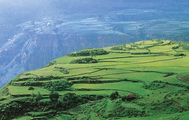 AMAZING ETHIOPIA RIJK AAN GESCHIEDENIS - TRADITIE EN NATUUR Al te lang bleef Ethiopië synoniem voor hongersnood en oorlog Nochtans is het land bijzonder rijk op het vlak van haar duizenden jaar oude