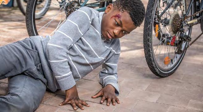 ? 5 Het is druk in de fietsenstalling. Joshua liet zijn fietssleutel vallen op de grond en wil deze oprapen.