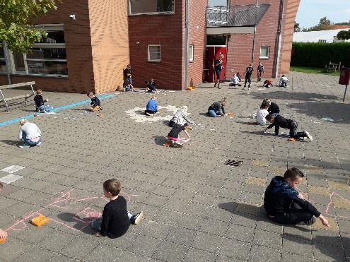 Zo hebben de kinderen allerlei vragen bedacht, is er een woordmuur, zijn ze als astronaut naar de gym geweest