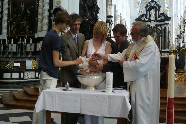 WEL EN WEE IN ONZE GEMEENSCHAP DOOP Op 31 mei werd Mathilde Sollie door het sacrament van het Doopsel opgenomen in onze