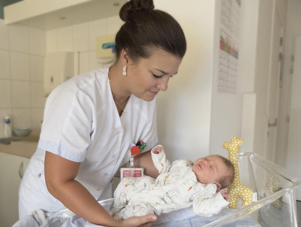 De kinderarts die je baby opvolgt, zal regelmatig op de kamer je baby onderzoeken.