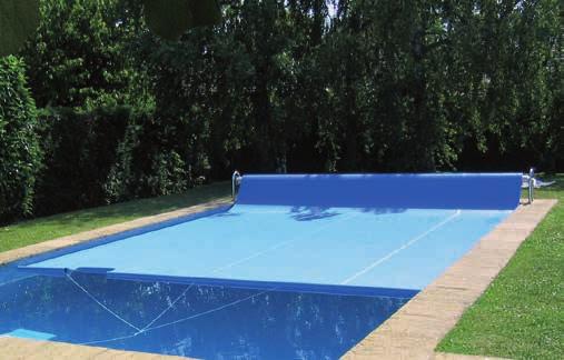 Zelfs ovale en achthoekige zwembaden: ook hier wordt het bassin precies tot aan de rand door de drijvende folie afgedekt.