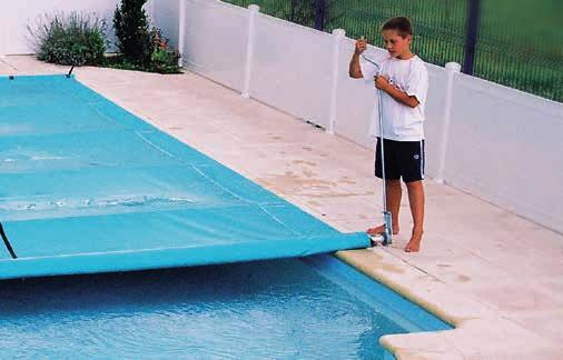 De voordelen van een sopra isolatierol veiligheidsafdekking Veilig en hygiënisch Uw pool is niet alleen beveiligd, maar er kunnen ook geen bladeren, takken of voorwerpen in het water vallen.