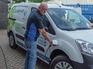 POSTROUTE GEMEENTE TILBURG MET 100% ELEKTRISCHE AUTO Post & Vervoer rijdt de postroute van gemeente voortaan volledig elektrisch.