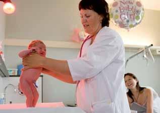 3. Bezoek van de kinderarts Bij een keizersnede kijkt de kinderarts uw baby onmiddellijk na de geboorte en bij problemen na.