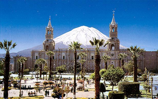 Er zijn vele gezellige restaurantjes. Arequipa is één van de meest aangename steden in Peru, droge lucht en aangename temperatuur. Overnachting La Maison d Elise hotel Arequipa.