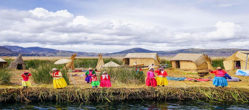 bezoeken de Uros-indianen op hun van riet gemaakte drijvende eilanden. De Uros Indianen leven afgescheiden op het Titicacameer en ze leven van visvangst, toerisme en handel met het vasteland.