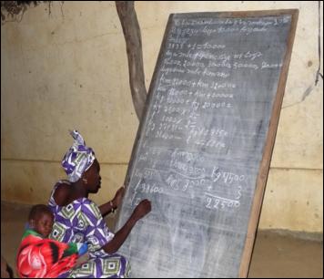 De alfabetisering is erg belangrijk voor de vrouwen, teneinde zich te kunnen emanciperen en teneinde een kleine