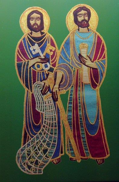 Petrus en Paulus staan op de doeken in de liturgische kleuren paars en groen.