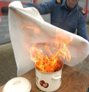 Uit de buurt van brandbare materialen (gordijnen, kerststukjes papier, enz.) Op een stevige ondergrond. Kaarsen uit als je uit de ruimte gaat.