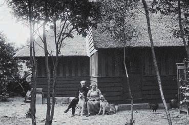 Het kunstenaars echtpaar voor hun huis in het Sparrenbos omstreeks 1924. Sparrenlaan 22 gefotografeerd omstreeks 2015. De klokken van Bennebroek, ca. 1922, particulier bezit.