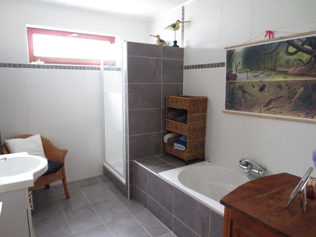 INDELING: Entree/Hal met trapopgang; net verbouwd Toilet; L-Kamer 54 m² met