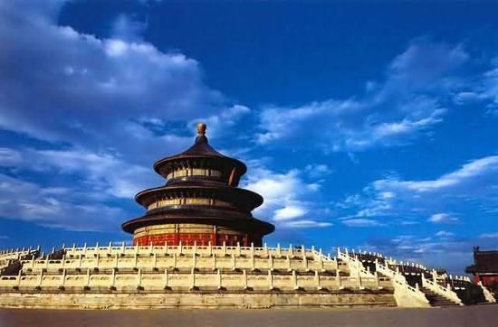 Dag 14: Beijing (O-M-A) We beginnen de dag met een bezoek aan Tiantan of de Tempel van de Hemel één van de heiligste plaatsen van China waar de keizers 2 maal per jaar zonnewende rites kwam uitvoeren.