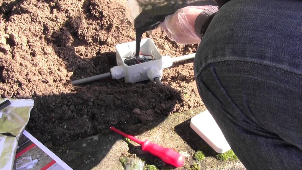 Het aanbrengen van een drainage voor een goede afwatering van overtollig water in de tuin. De drainage wordt aangesloten op een drainageput HWA of op een sloot.