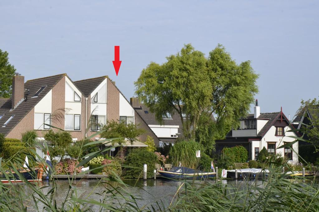 TE KOOP Royale helft van dubbel woonhuis met fraaie tuin direct gelegen aan de rivier de Vecht en eigen steiger voor de deur.